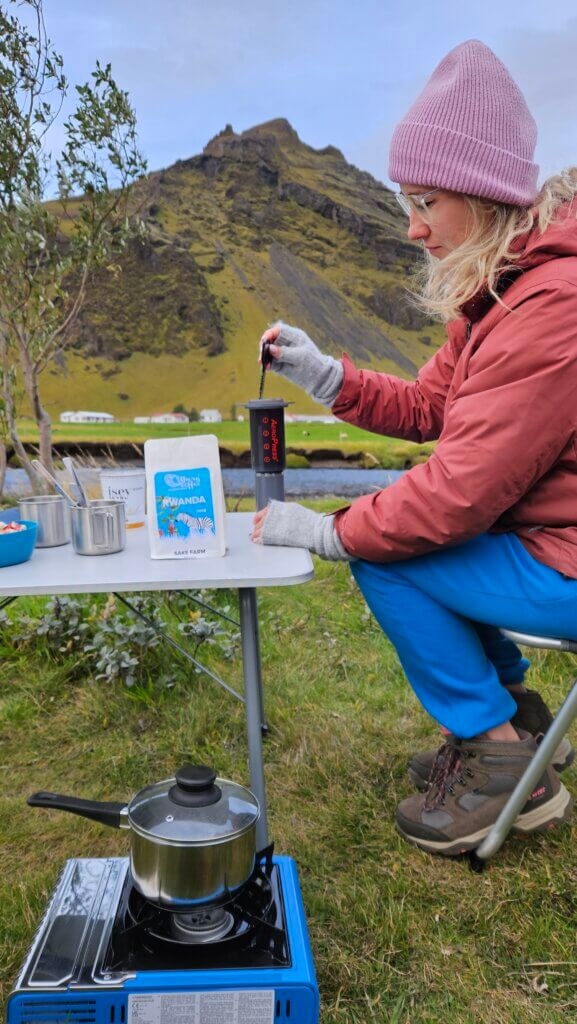 AeroPress Original to jedno z najbardziej rozpoznawalnych urządzeń do parzenia kawy, które jako zaparzacz do kawy AeroPress oferuje wszechstronność i łatwość obsługi., które łączy w sobie zalety metody ciśnieniowej i przelewowej.