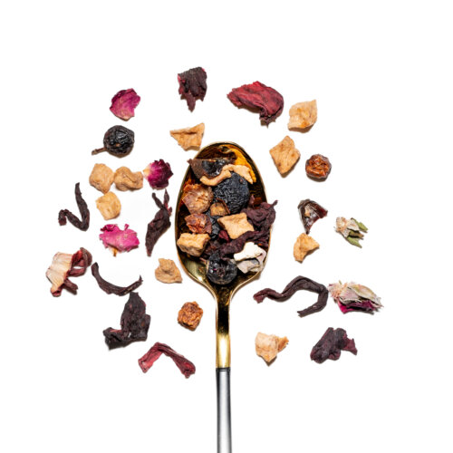 Herbata owocowa Samo Zdrowie – naturalna kompozycja hibiskusa, dzikiej róży, maliny i pomarańczy. Pyszny, aromatyczny napar idealny na każdą porę dnia