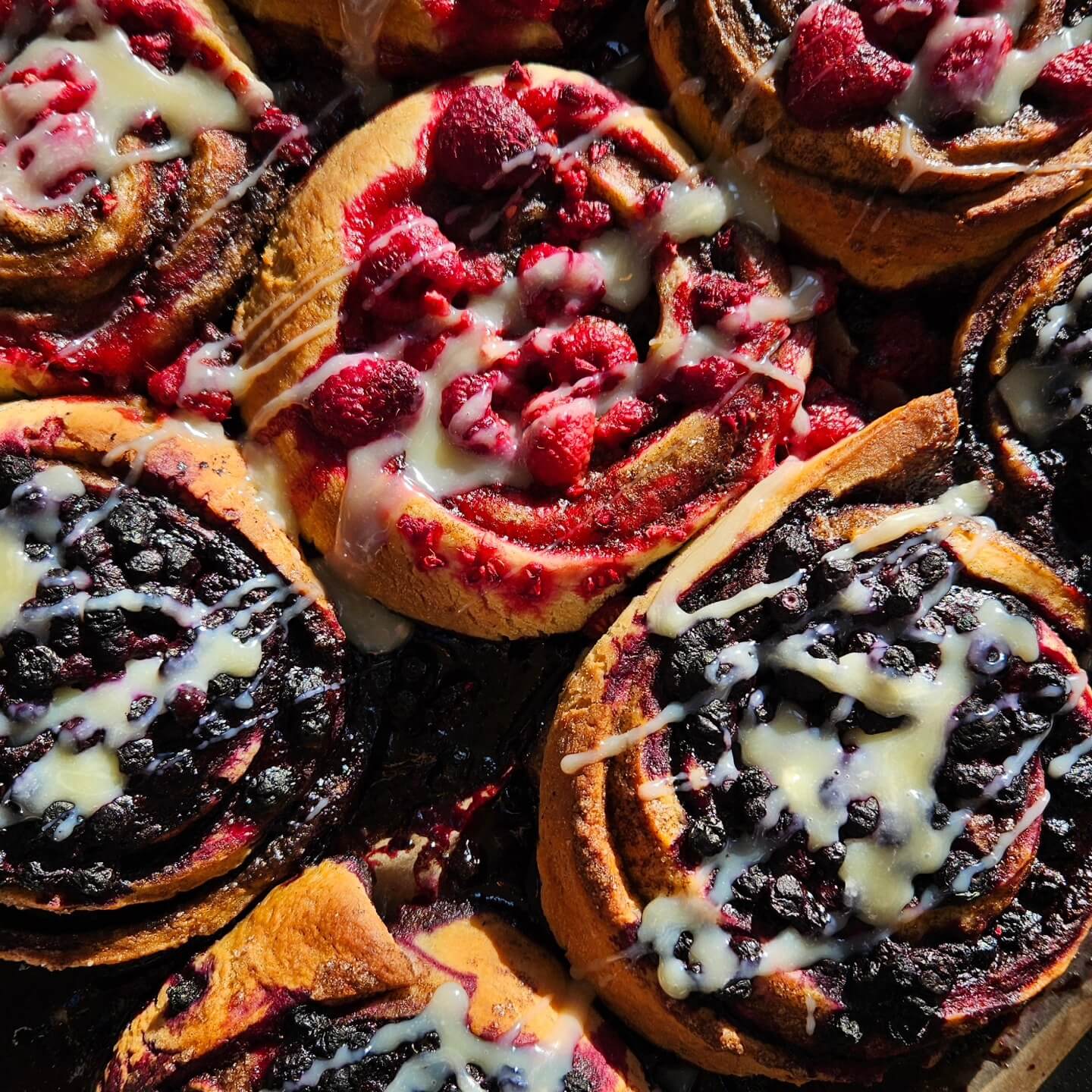 Wyjątkowe cynamonki z malinami w ColbergCoffee – kawiarnia Kołobrzeg