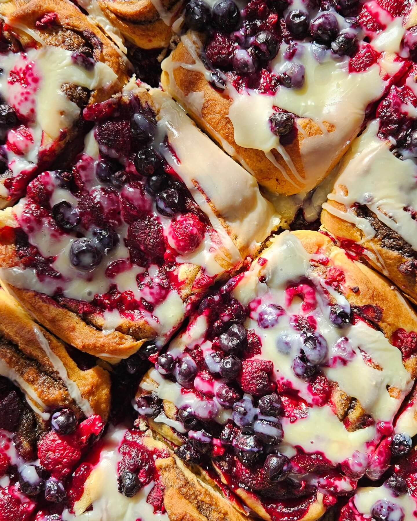 Słodka specjalność kawiarni Kołobrzeg – cynamonki z malinami w ColbergCoffee