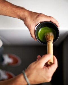 Miska z japońską zieloną herbatą Matcha Tradycyjna Mieszanie i przygotowanie w Kawiarni. Matcha do Kawiarni i Gastronomii