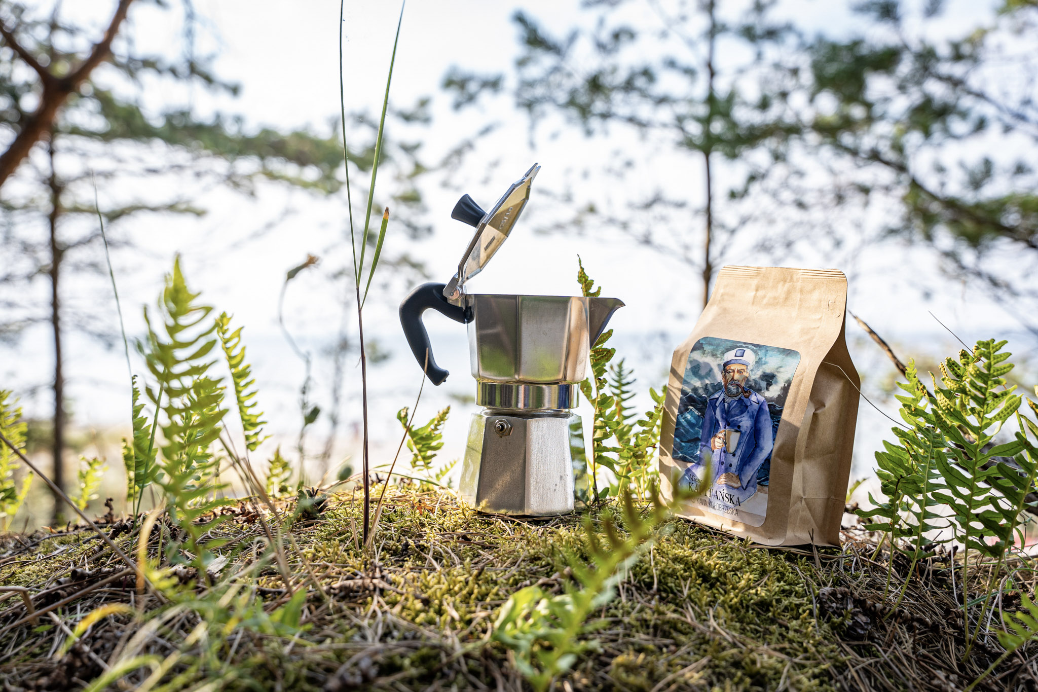 Dobry prezent kawiarka i kawa kapitańska
