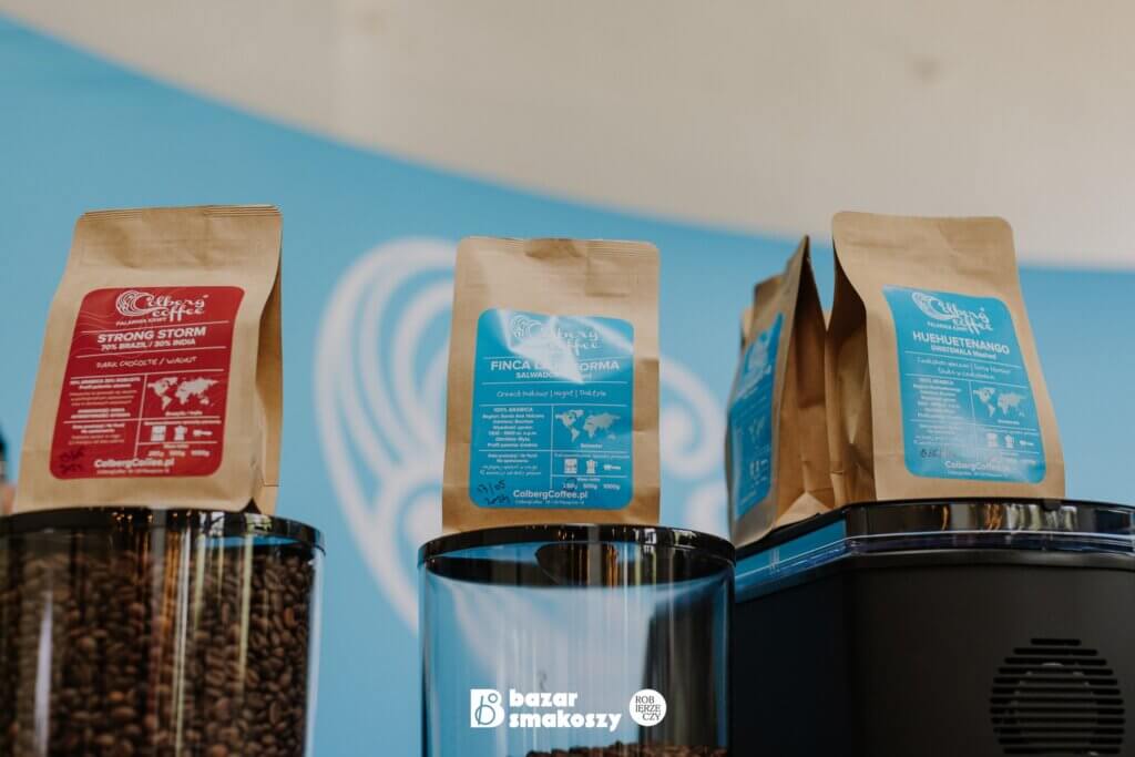 Sprzedaż świeżo palonej kawy na stoisku palarni kawy Szczecin