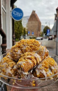 Rogale z białym makiem, obsypane orzeszkami. Są takiej receptury jak rogal świetomarciński . Rogale świetego Marcina w Kołobrzeskiej kawiarni.