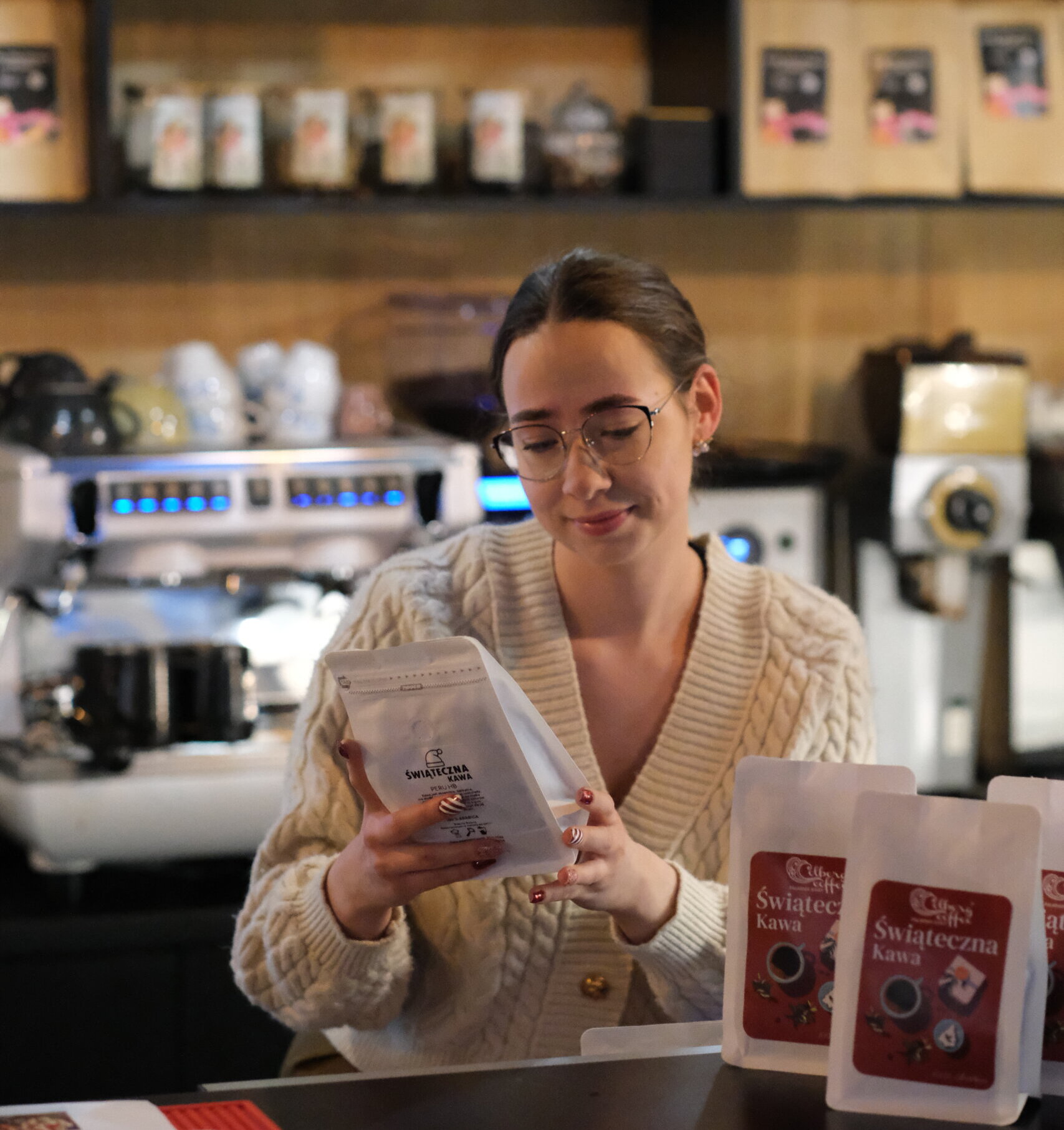 Kobieta cieszy się z prezentu świątecznego. Kawa Świąteczna w jej rękach uśmiech na twarzy!