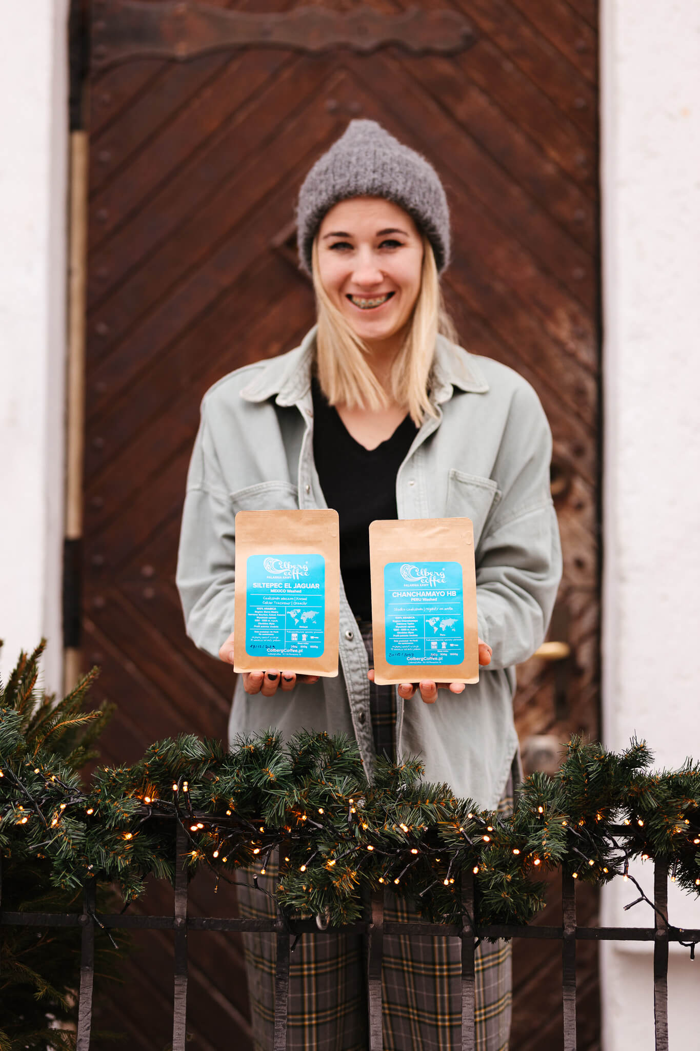 Kobieta z kawą w Kołobrzegu. Prezent na święta