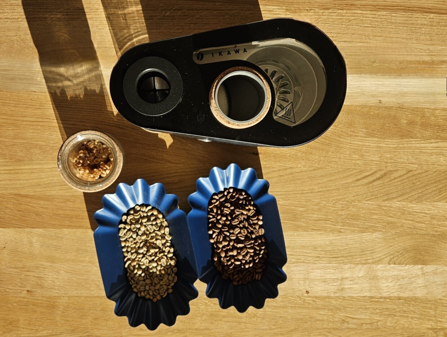 Dobra palarnia kawy to miejsce, w którym pasja do kawy spotyka się z rzemieślniczym podejściem do jej wytwarzania. Priorytetem w takich palarniach jest najwyższa jakość produktu, osiągana dzięki dbałości o każdy szczegół procesu – od starannej selekcji ziaren, przez precyzyjny proces palenia, aż po odpowiednie przechowywanie i dystrybucję.