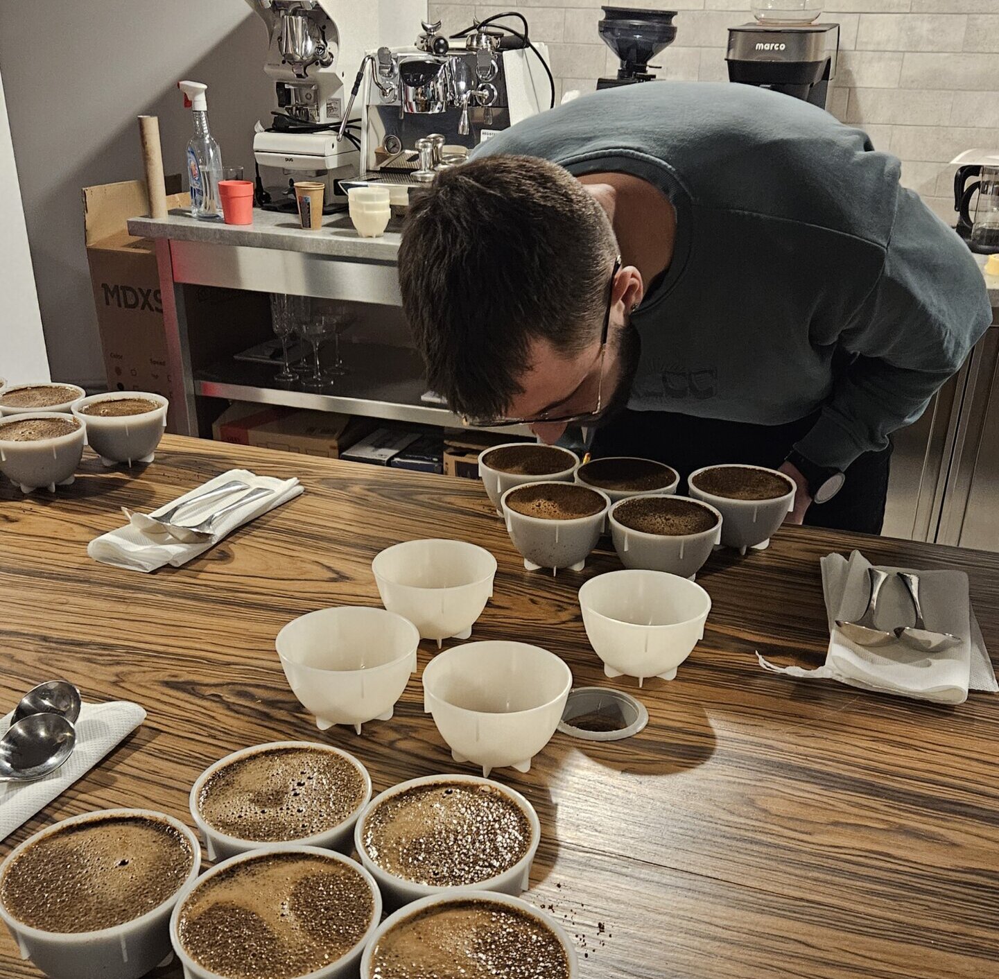 Gorycz jest jednym z podstawowych smaków, a jej obecność w kawie to cecha charakterystyczna, którą wiele osób kojarzy z tym napojem. Czy jednak kawa musi być gorzka? Co sprawia, że gorycz jest bardziej lub mniej wyczuwalna?