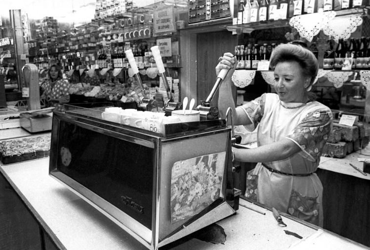 A café at Baleya Street, Warsaw, 1986, photo Roman Kotowicz - Forum