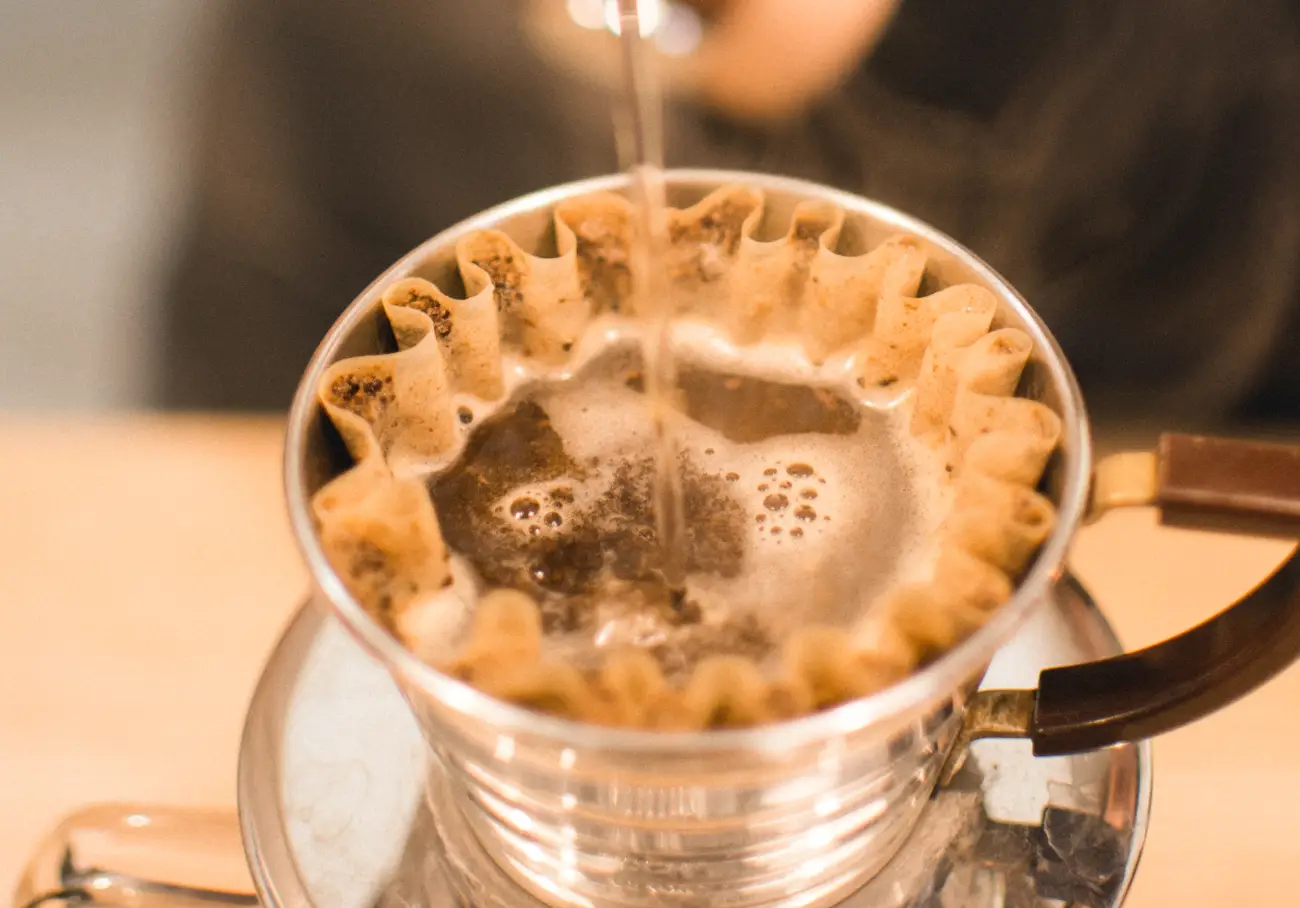 Kawa świeżo palona wyróżnia się swoim intensywnym smakiem i aromatem, co sprawia, że przyciąga miłośników na całym świecie. Jej wyjątkowy smak to efekt połączenia naturalnych nut owocowych, orzechowych czy czekoladowych, które są najbardziej wyczuwalne tuż po wypaleniu. Dzięki bogactwu złożonych związków chemicznych, takich jak kwasy organiczne, melanoidy czy lipidy, świeżość kawy przekłada się na pełnię smaku i aromatu, zaspokajając oczekiwania nawet najbardziej wymagających kawoszy. Ponadto świeżość ziaren wspomaga proces ekstrakcji podczas parzenia, co pozwala wydobyć maksymalny potencjał smaku w filiżance.