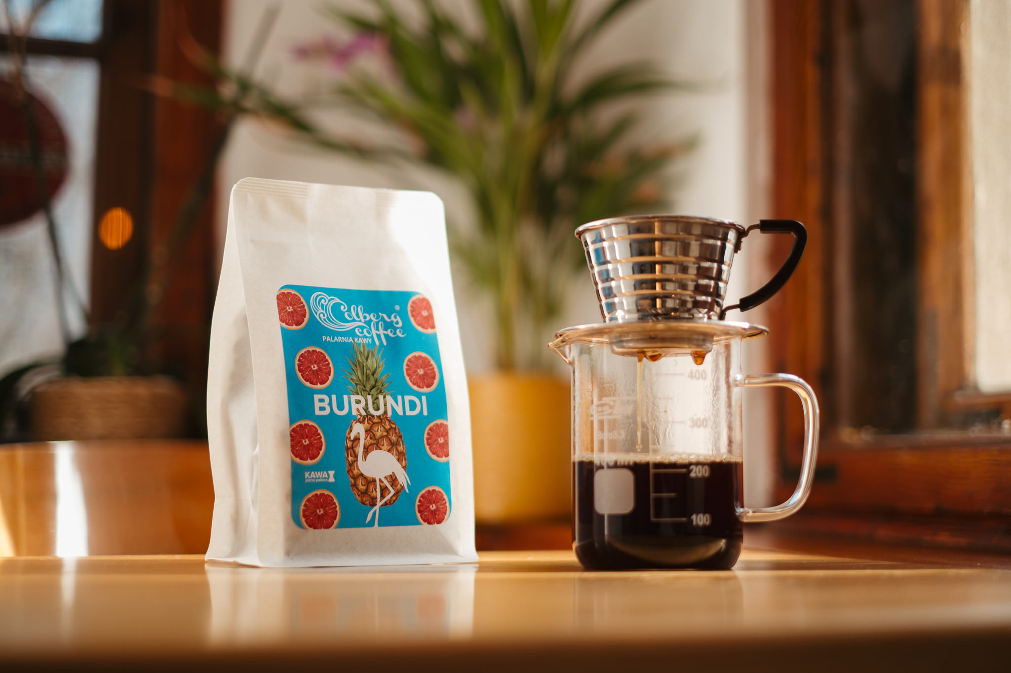 Owocowe nuty w kawie to cecha, która zachwyca wielu miłośników tego napoju, ale dla niektórych może być zaskoczeniem. Czy kawa może smakować jak owoce? Jakie czynniki sprawiają, że niektóre kawy oferują delikatne smaki cytrusów, jagód czy tropikalnych owoców? Wszystko zaczyna się od ziaren i procesu, przez który przechodzą.