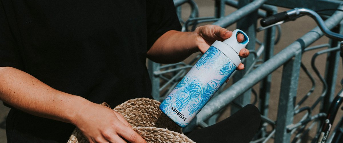 Termiczna butelka Kambukka Reno 500 ml – Peacock Kambukka Reno Peacock to stylowa i praktyczna butelka termiczna o pojemności 500 ml, która doskonale sprawdzi się w codziennym użytkowaniu. Dzięki stuprocentowej szczelności możesz bez obaw zabrać ją do plecaka lub torby, ciesząc się swoim ulubionym napojem w dowolnym miejscu. Utrzymuje temperaturę gorących napojów do 8 godzin, a zimnych aż przez 20 godzin, zapewniając komfort w każdej sytuacji.