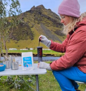 ielu z nas zaczyna dzień od filiżanki ulubionej kawy. Jednak pytanie, czy kawa jest zdrowa, nadal budzi wiele emocji i kontrowersji. Fakty i mity dotyczące tego, jak kawa wpływa na organizm człowieka, mogą być mylące. W tym artykule rozwiejemy wątpliwości i przyjrzymy się korzyściom oraz potencjalnym skutkom ubocznym spożywania kawy.