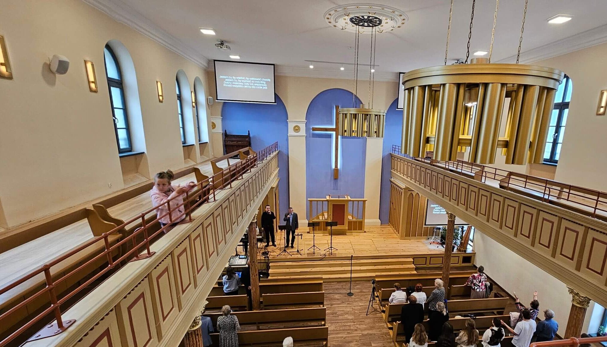 Kawiarnia mieści się w zabytkowej kamienicy będącej siedzibą Kościoła Chrześcijan Baptystów. Budynek, zaprojektowany w 1855 roku przez A. Mewsa, przez lata był świadkiem wielu przemian historycznych. Dzięki wsparciu funduszy unijnych i ogromnemu wysiłkowi wspólnoty baptystów udało się przeprowadzić gruntowną renowację. Efekt tej pracy został doceniony na arenie ogólnopolskiej – w 2024 roku budynek zdobył wyróżnienie w konkursie „Zabytek Zadbany”.