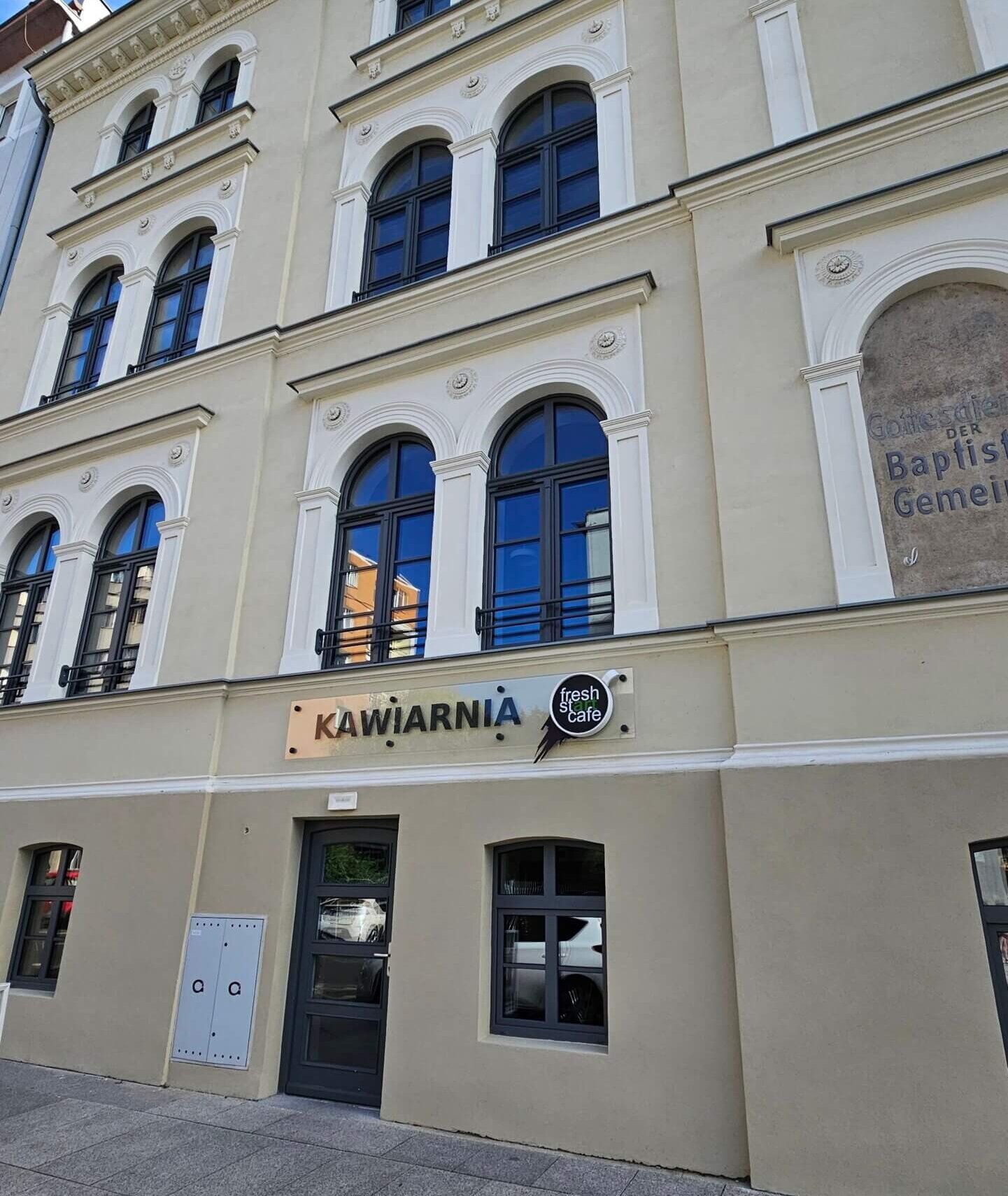 Czy marzyłeś o miejscu, gdzie czas zwalnia, a aromatyczna kawa smakuje jeszcze lepiej niż zwykle? W samym sercu Szczecina, na ulicy Stoisława 4, w odrestaurowanej zabytkowej kamienicy, znajduje się Fresh Start Cafe – kawiarnia, która przyciąga swoim niepowtarzalnym klimatem, doskonałą kawą i autentycznym urokiem.