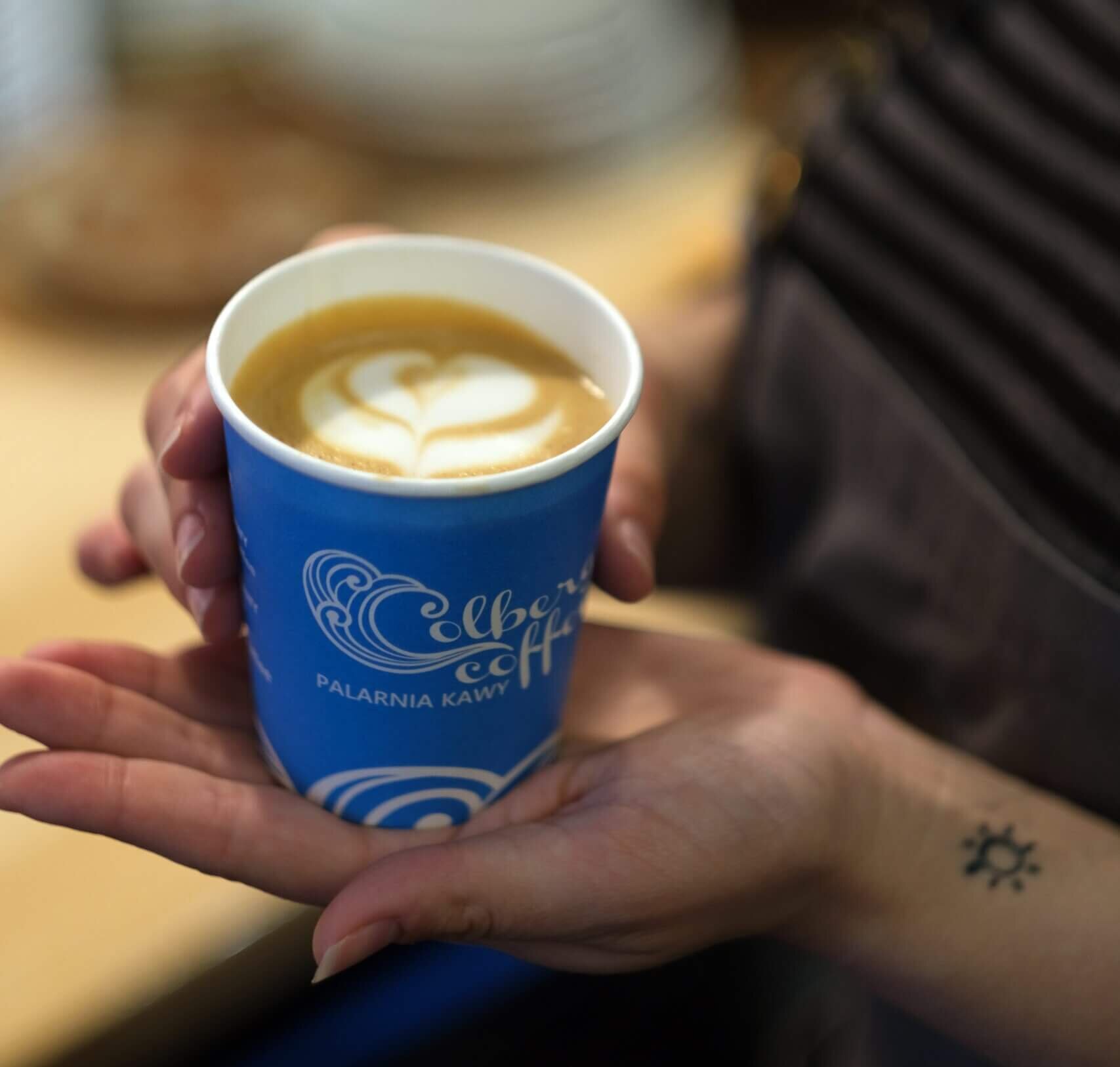 Kawa mleczna to jeden z najpopularniejszych sposobów spożywania kawy na świecie. Cappuccino, latte czy flat white – każdy z tych napojów ma swoje specyficzne proporcje mleka i espresso, które wpływają na ich smak.