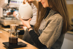 Najnowsze badania z października 2024 roku pokazują, że kawa może być czymś więcej niż tylko napojem pobudzającym. Okazuje się, że regularne spożycie kawy może zmniejszyć ryzyko przedwczesnej śmierci nawet o 18%! To odkrycie ma ogromne znaczenie, szczególnie w walce z chorobami przewlekłymi, takimi jak nowotwory, cukrzyca typu 2 czy choroby sercowo-naczyniowe.