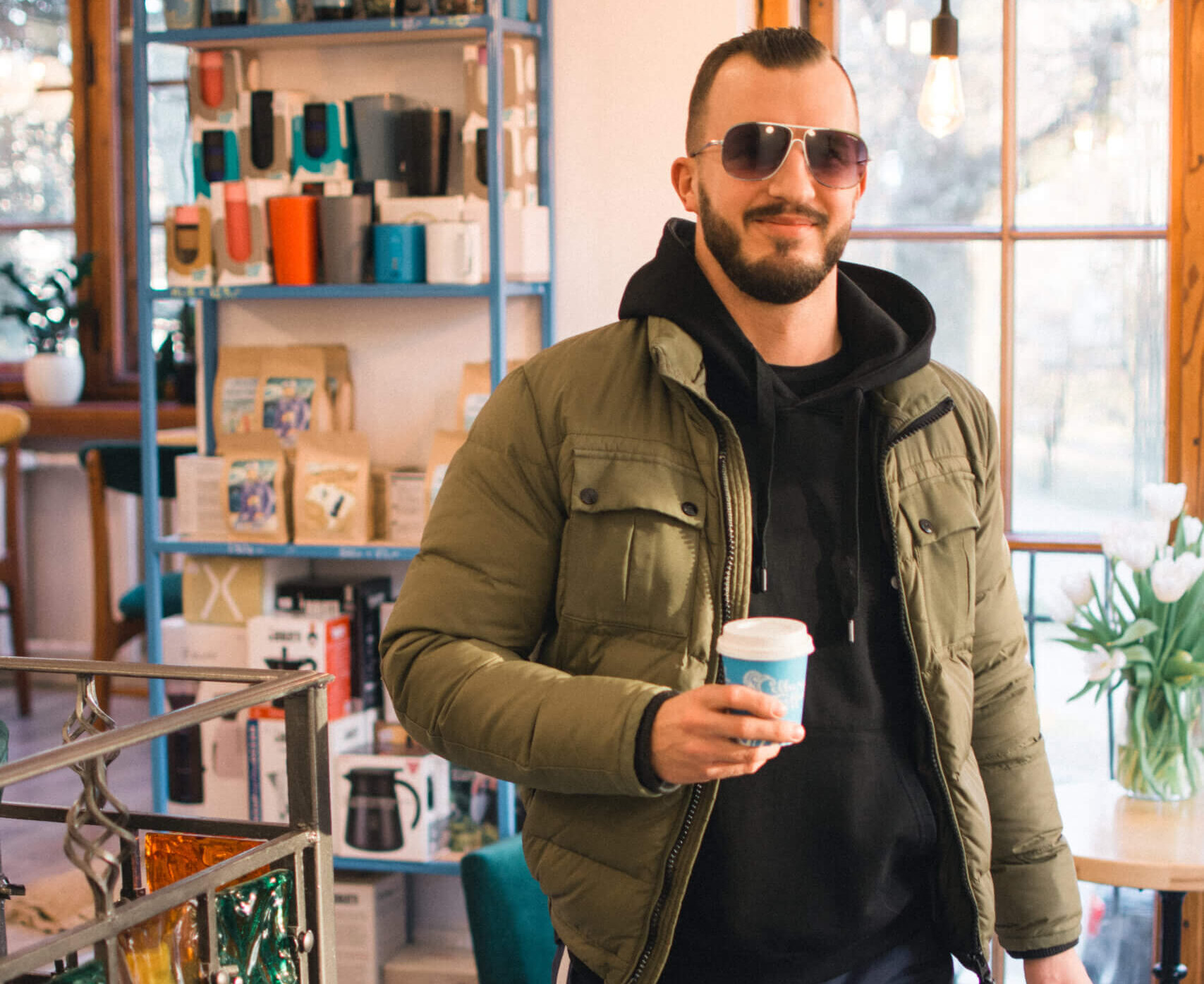 W świecie kawy speciality jasno palona kawa wyróżnia się nie tylko smakiem, ale także swoimi właściwościami zdrowotnymi. Proces delikatnego palenia pozwala zachować większość cennych antyoksydantów, w tym polifenoli. To właśnie te związki odpowiadają za jej prozdrowotne działanie.