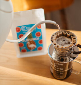 Dobranie odpowiednich proporcji kawy do wody to kluczowy krok w przygotowywaniu doskonałej kawy. To, ile kawy użyjesz na określoną ilość wody, wpływa na intensywność, balans smaku i ekstrakcję. Właściwe proporcje pozwalają wydobyć z ka