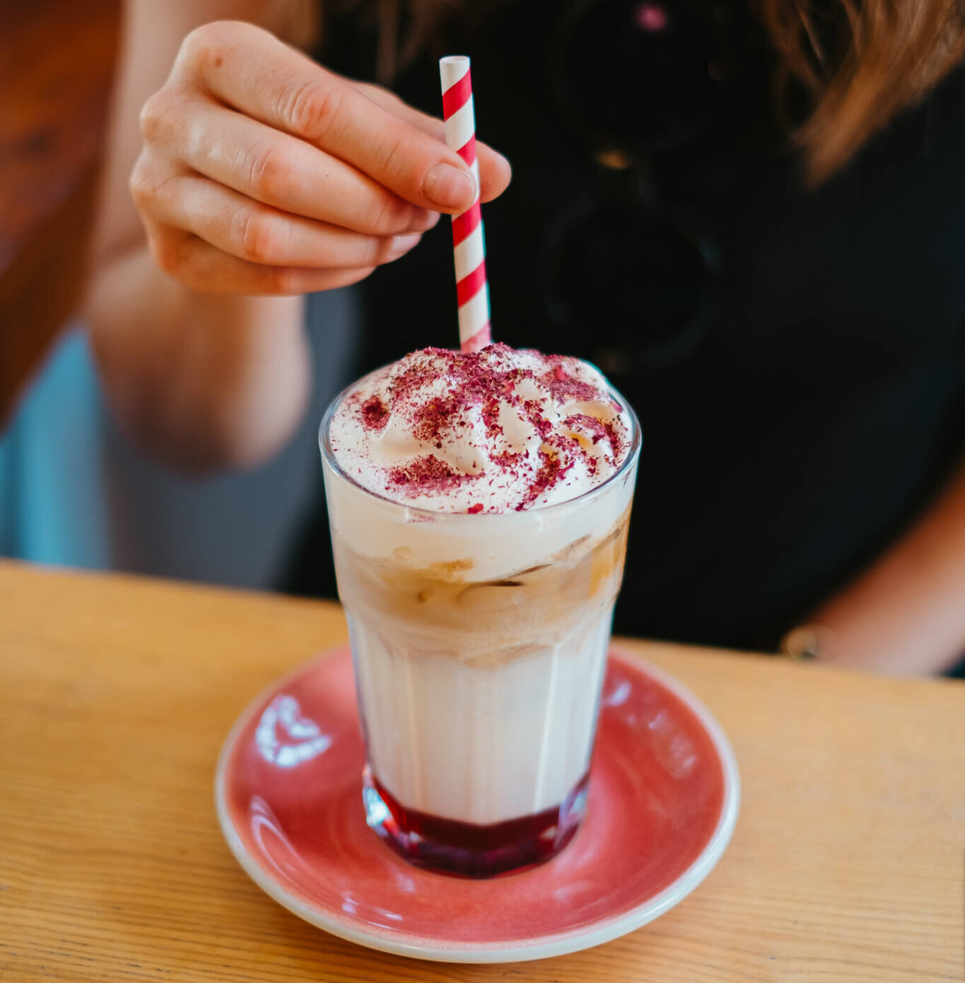 Jaka kawa do latte macchiato? Latte macchiato wyróżnia się efektownym wyglądem, który powstaje dzięki trójwarstwowemu układowi: mleko, kawa i pianka. Aby osiągnąć ten efekt, najpierw należy spienić gorące mleko i wlać je do szklanki, a następnie delikatnie dodać espresso, które tworzy warstwę między mlekiem a pianką. Do latte macchiato rekomendujemy Brazylijską Przygodę oraz Brazylia Santos Guaxupe – ich delikatność doskonale pasuje do mlecznych kaw.