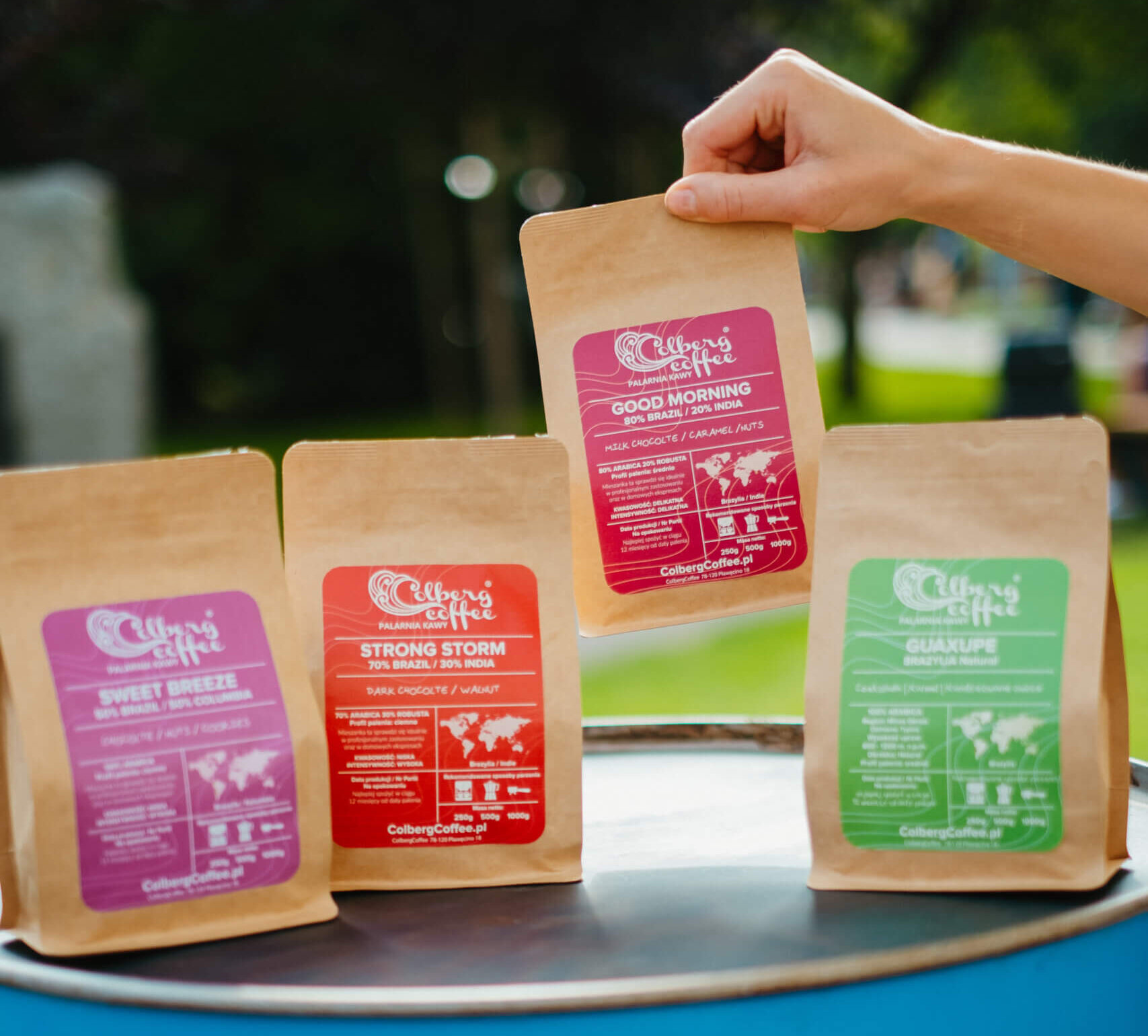 Delektowanie się kawą z mlekiem to codzienny rytuał milionów miłośników tego napoju na całym świecie. Czy to filiżanka cappuccino we włoskiej kawiarni, czy amerykańska kawa z mlekiem podawana z lodami i śmietaną, napoje mleczne mają swoje stałe miejsce w kulturze picia kawy. W Polsce kawa z mlekiem cieszy się równie dużą popularnością