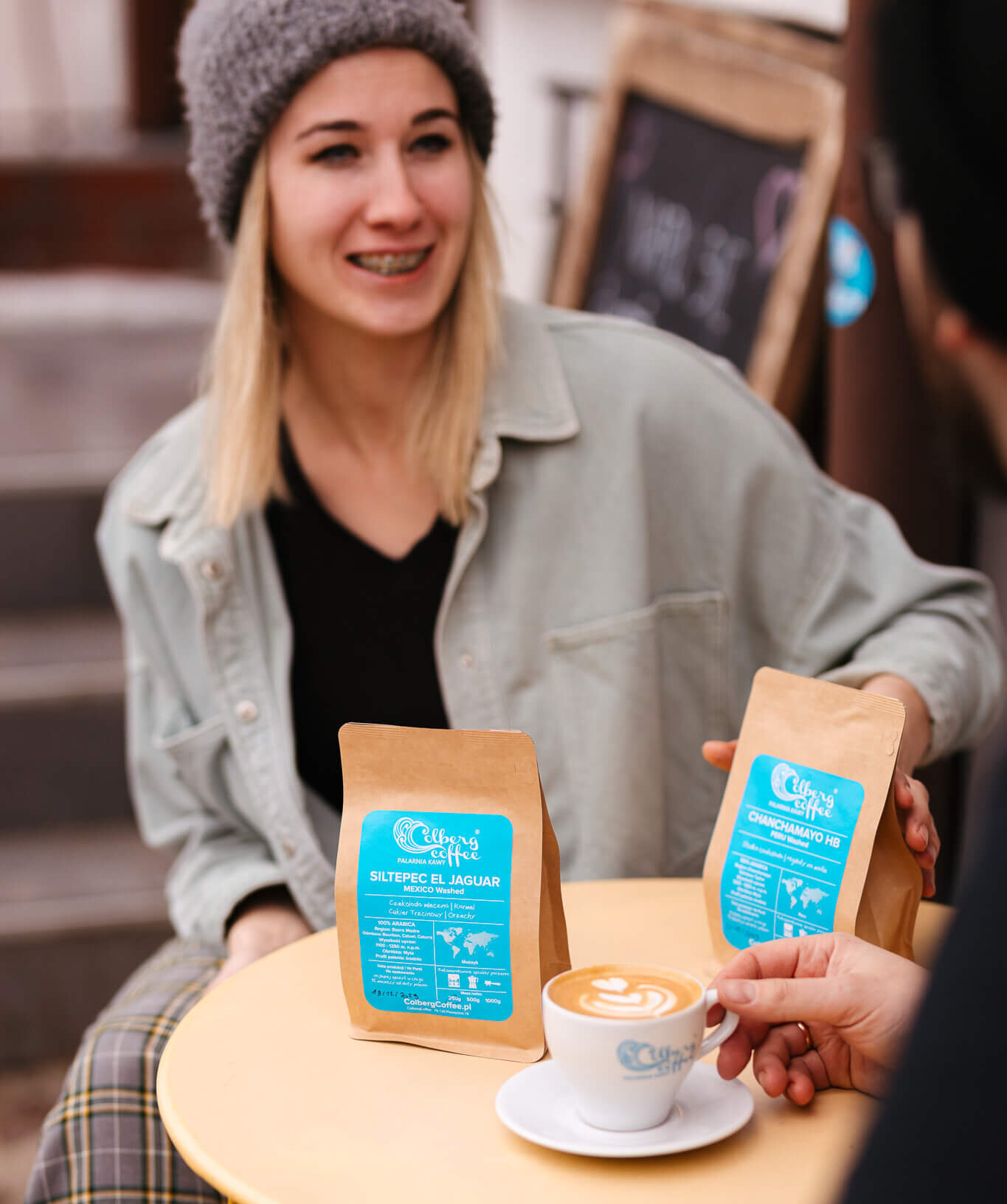 Dodanie mleka do kawy to coś więcej niż tylko zmiana smaku. Mleko łagodzi kwasowość napoju, nadaje mu kremowej konsystencji i wzbogaca jego aromat. Dla osób o wrażliwym żołądku kawa z mlekiem może być lepszym wyborem, ponieważ jest mniej drażniąca niż czarna kawa. Ponadto mleko sprawia, że kawa staje się bardziej sycąca, co czyni ją idealnym dodatkiem do śniadania lub popołudniowego relaksu.