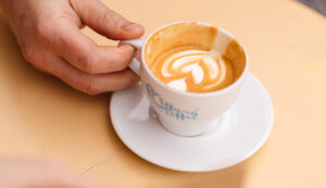 Delektowanie się kawą z mlekiem to codzienny rytuał milionów miłośników tego napoju na całym świecie. Czy to filiżanka cappuccino we włoskiej kawiarni, czy amerykańska kawa z mlekiem podawana z lodami i śmietaną, napoje mleczne mają swoje stałe miejsce w kulturze picia kawy. W Polsce kawa z mlekiem cieszy się równie dużą popularnością. Właśnie dlatego w naszej palarni oferujemy różnorodne ziarna, które doskonale komponują się z mlekiem, tworząc napary idealne na każdą porę dnia. Ale czy warto dodawać mleko do kawy? Jakie ziarna najlepiej sprawdzą się w latte, cappuccino czy macchiato? Na te pytania odpowiadamy poniżej.