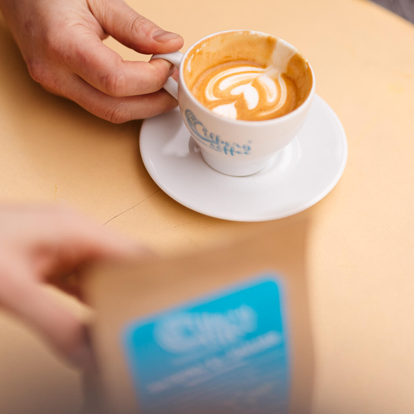 W naszej ofercie znajdziesz kawy takie jak: Strong Storm, Sweet Breeze, Good Morning czy Brazylijska Przygoda. Te mieszanki świetnie podkreślają smak mlecznych kaw. Dla miłośników łagodniejszych nut rekomendujemy Jeremii Blend lub Brazylia Santos Guaxupe. Wszystkie nasze mieszanki są starannie komponowane, aby dostarczyć maksymalnej przyjemności z picia kawy.