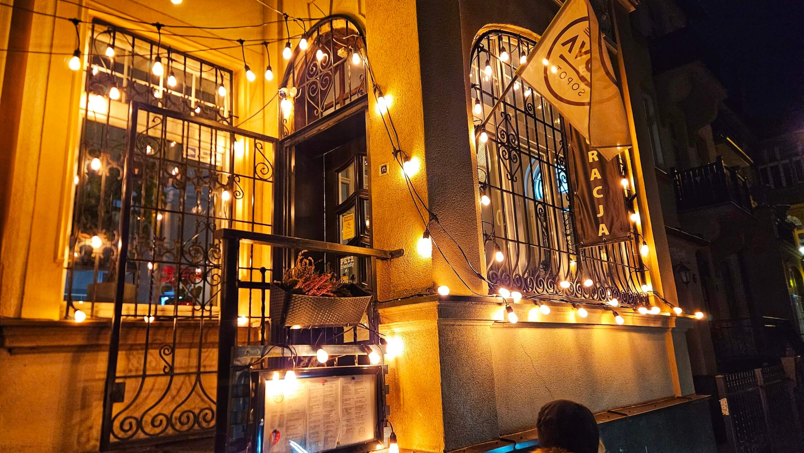  Położona w samym sercu Sopotu, zaledwie kilka kroków od deptaku, tzw. „monciaka”, oraz w bliskiej odległości od plaży i zabytkowych kamienic, restauracja mieści się w odrestaurowanej, stuletniej kamienicy.