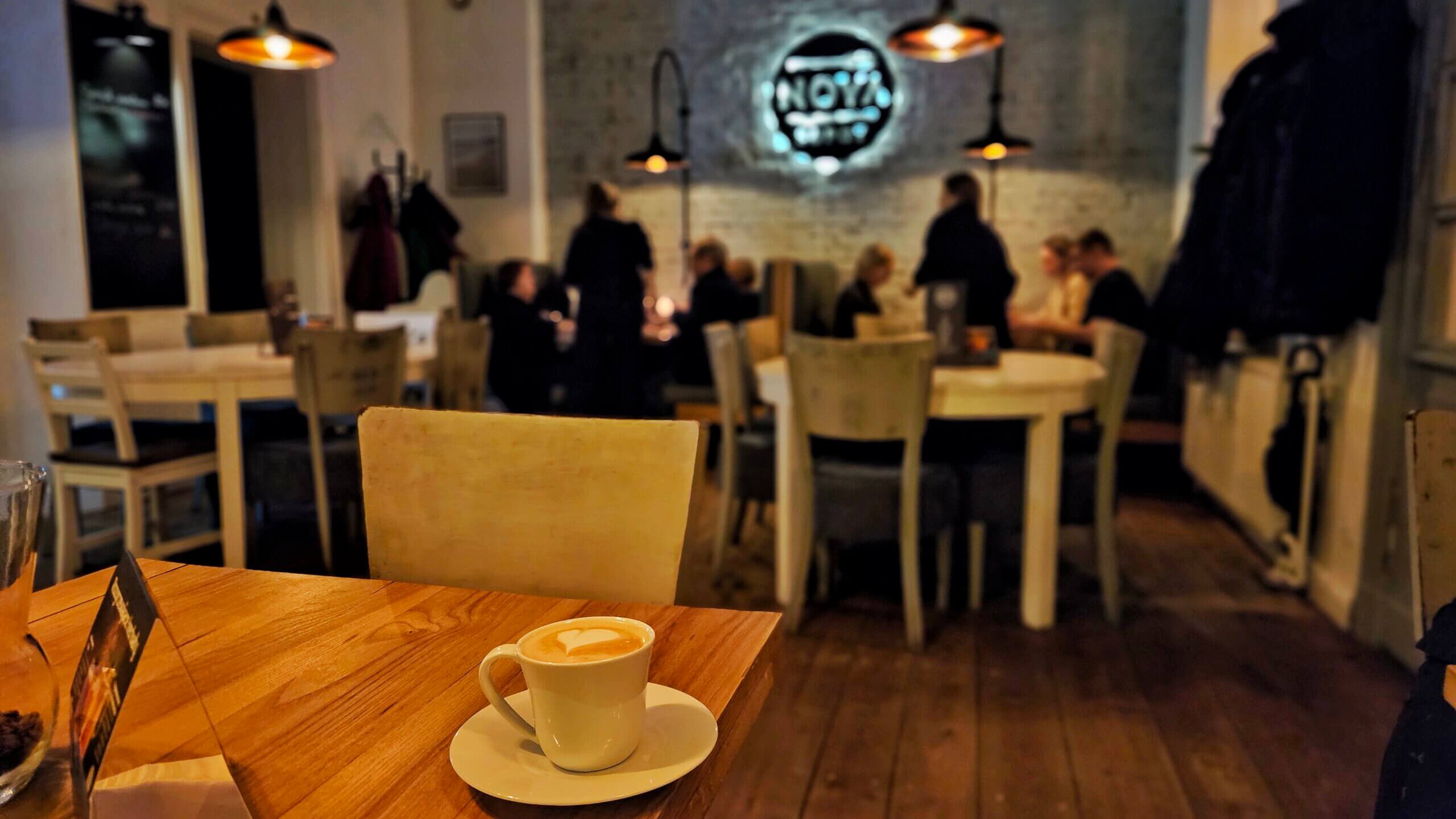  Zabytkowa podłoga z litego drewna, świadcząca o długiej historii miejsca, wprowadza gości w wyjątkowy nastrój, który doskonale współgra z dbałością o detale – zarówno w kuchni, jak i przy przygotowywaniu kawy.