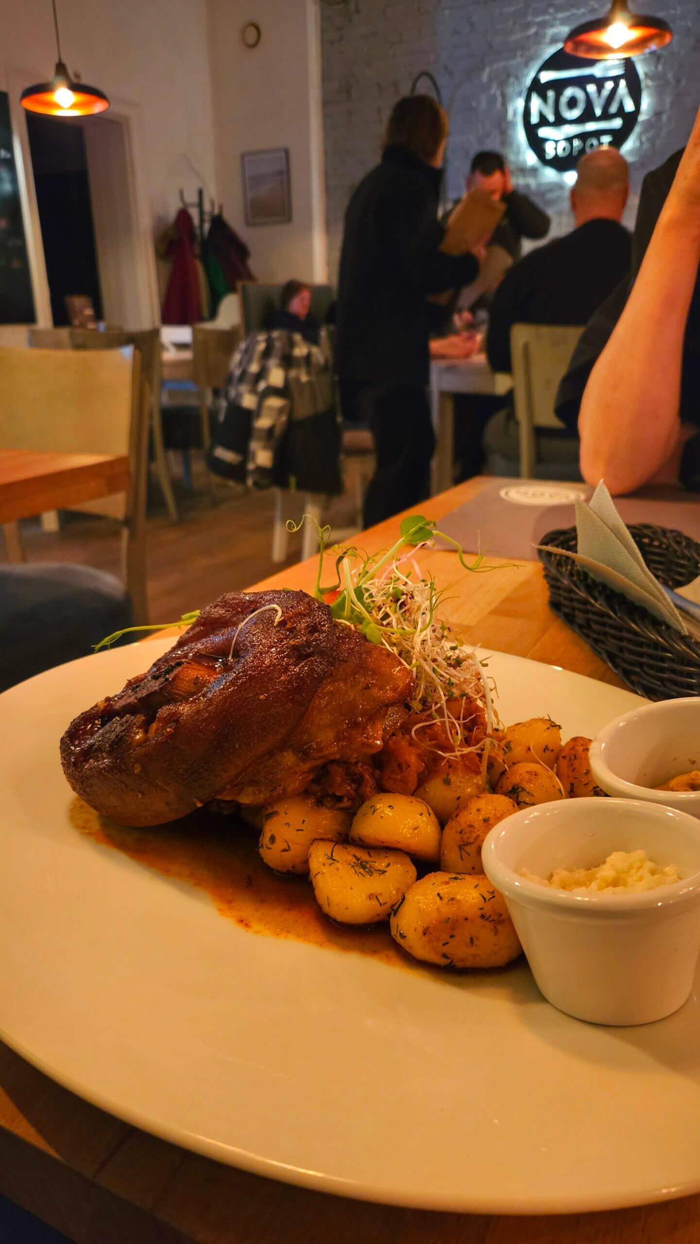  Goście mają okazję skosztować między innymi staropolskiego żurku na zakwasie czy doskonale przygotowanej golonki ze skarmelizowaną skórką – potraw, które oczarowują smakiem i aromatem.