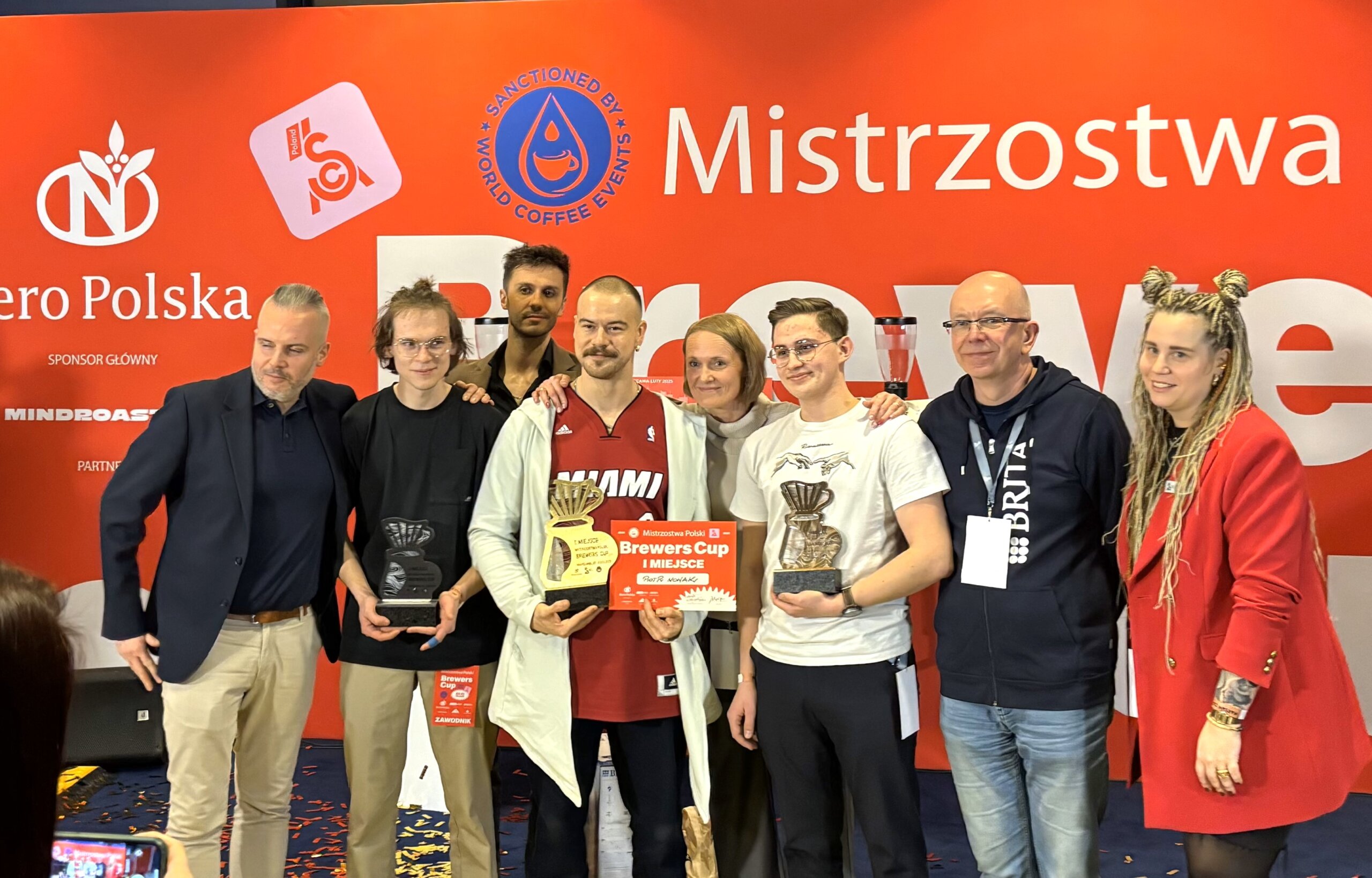 zawodnicy mistrzostw polski brewers cup odbieraja nagrody