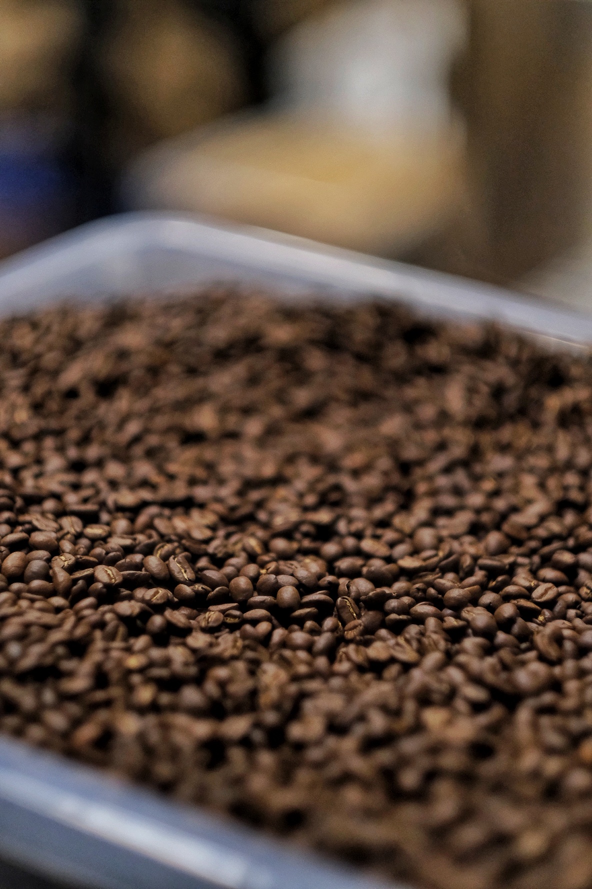 . Stopień palenia
Im ciemniej palona kawa, tym więcej olejów wydostaje się na powierzchnię ziaren. Efekt? Większa gęstość naparu.