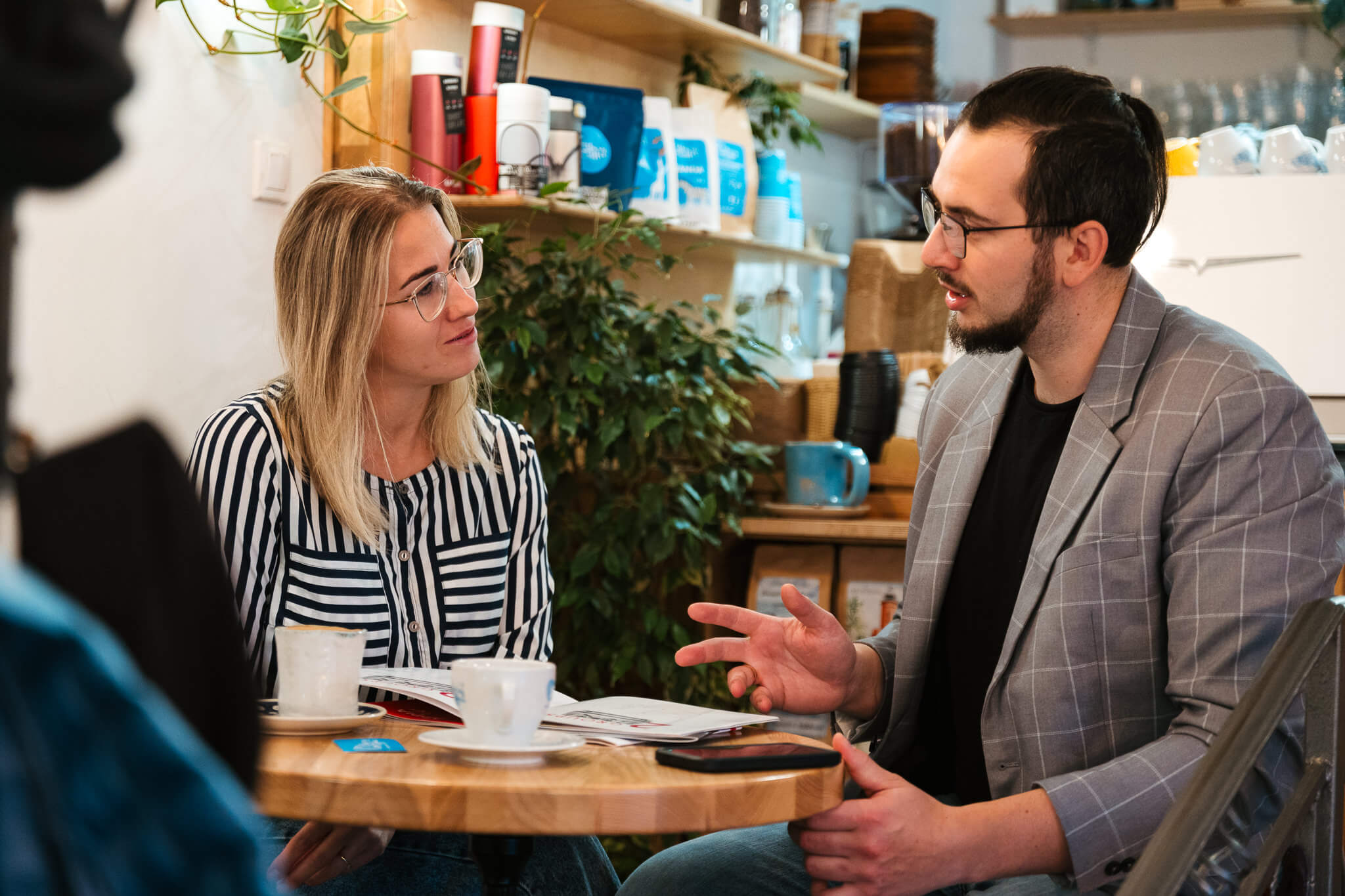 Otwarcie kawiarni to marzenie wielu miłośników kawy. Wymaga jednak przemyślanego planu, inwestycji i strategii, aby stała się dochodowym biznesem. Oto szczegółowy przewodnik krok po kroku.