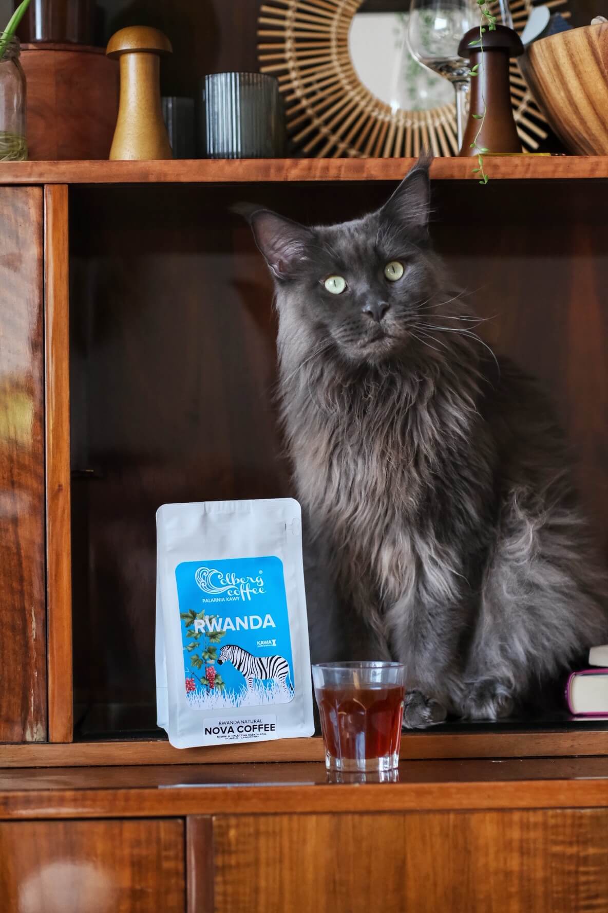 Region Gicumbi to obszar o żyznych, wulkanicznych glebach i dobrze zdefiniowanym mikroklimacie – z dużą różnicą temperatur między dniem a nocą oraz dostępem do czystej wody z jeziora Muhazi. Taki teren sprzyja powolnemu dojrzewaniu owoców, co bezpośrednio przekłada się na smak i jakość ziaren.

Nova Coffee pracuje zgodnie z zasadami zrównoważonego rozwoju – farma posiada certyfikat Rainforest Alliance i jest w trakcie certyfikacji Fairtrade i Organic. Każdego roku sadzą od 70 000 do 100 000 nowych drzew, wspierając lokalną bioróżnorodność i chroniąc glebę przed erozją.