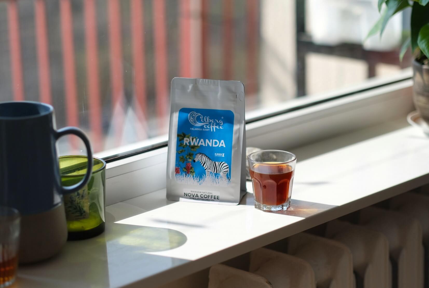 roducentem tej partii jest Nova Coffee Ltd – niezależna, rodzinna firma założona przez Agnes Mukamushinja i Felixa Ndayambaje. Od 2015 roku prowadzą farmę oraz współpracują z ponad 2800 drobnymi producentami, z których większość to kobiety zrzeszone w lokalnych spółdzielniach.