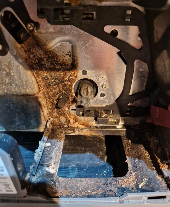 Dlaczego Twoja kawa nie smakuje jak z kawiarni? Sprawdź wnętrze ekspresu