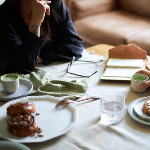 W Japonii matcha ceremonialna nie jest mieszana z mlekiem. Wersje z dodatkami – latte, frappe, desery – są dostępne w nowoczesnych kawiarniach i supermarketach, ale prawdziwa matcha ceremonialna podawana jest zawsze czysta. Nie dodaje się do niej cukru ani mleka, by nie zaburzyć harmonii smaku. W ceremonii herbacianej liczy się nie tylko napój, ale również to, jak się go przygotowuje, pije i przeżywa. Picie matchy to akt prostoty, który ma uspokoić umysł i skupić uwagę.