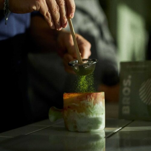 Historia matchy i jej miejsce w japońskiej kulturze Matcha dotarła do Japonii z Chin w XII wieku, ale to właśnie Japończycy uczynili z niej centralny element własnej kultury. Początkowo pita głównie w klasztorach buddyjskich przez mnichów jako wsparcie dla medytacji, z czasem stała się symbolem duchowości i estetyki. Ceremonia herbaciana Chanoyu, która wyrosła wokół matchy, łączy w sobie prostotę, precyzję i kontemplację. Prawdziwa japońska matcha nie jest podawana w pośpiechu – to doświadczenie, które celebruje tu i teraz.