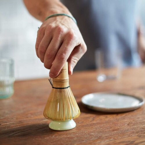 Jeśli chcesz przygotować matchę w autentyczny, japoński sposób – chasen będzie Twoim niezbędnym narzędziem. To ręcznie wykonana bambusowa miotełka, która nie tylko skutecznie miesza proszek matcha z wodą, ale też tworzy idealną, kremową piankę. Niezależnie od tego, czy dopiero zaczynasz swoją przygodę z matchą, czy jesteś jej wieloletnim miłośnikiem – tradycyjny chasen sprawi, że każda filiżanka będzie małym rytuałem.