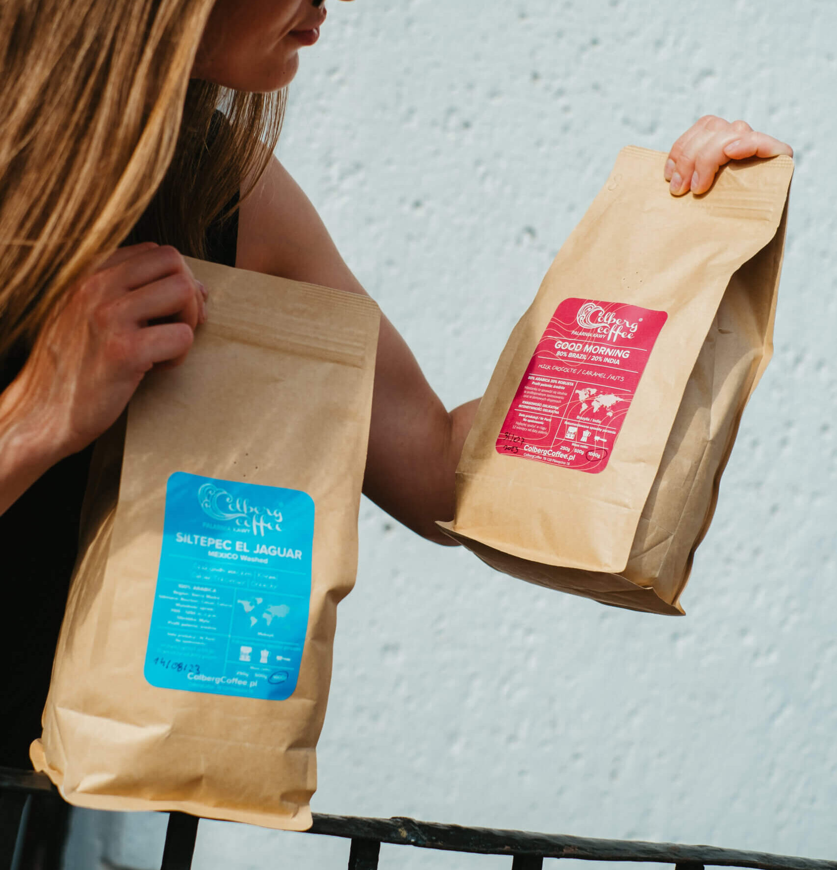 2. Meksyk El Jaguar – zbalansowana słodycz
Ta kawa z regionu Siltepec to propozycja dla tych, którzy lubią napary gładkie, przyjemnie słodkie, z nutami mlecznej czekolady, karmelu i delikatnej orzechowej goryczki. W kawiarce daje pełne body, a przy odpowiednim zmieleniu potrafi zaskoczyć głębią.

To kawa, która nie potrzebuje mleka, ale się z nim nie kłóci.

Dlaczego do kawiarki?
Bo wydobywa z niej słodycz i czekoladowy charakter, bez kwaśnego finału.

