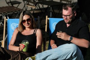 leża na leżakach i piją matche z colbergcoffee