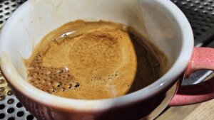 Crema to charakterystyczna, złocisto-orzechowa warstwa pianki na powierzchni espresso. Powstaje w trakcie parzenia kawy w ekspresie ciśnieniowym, gd