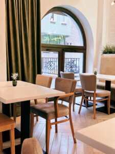 krzesła sala stoliki