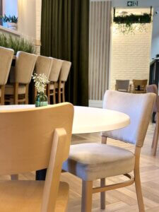 krzesła sala stoliki miejsce na kawę