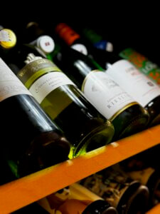 butelki wina w Neo Bistro Mariacka