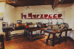 La Marzocco to marka, która zmieniła świat kawy. Dowiedz się, jak powstały jej kultowe ekspresy, czym różni się Linea Mini od GS3 i dlaczego barista wybiera właśnie La Marzocco.