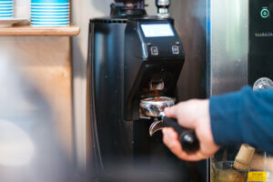 Problemy z młynkiem zwykle mają kilka powtarzających się przyczyn i da się je zdiagnozować bez wołania serwisu od razu.