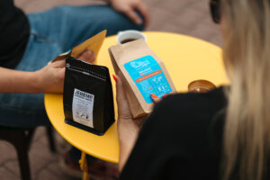 Szukasz kawy bez kwasowości? Sprawdź ranking TOP 5 – od klasycznej Mieszanki Kapitańskiej po egzotyczne Indie Monsooned.