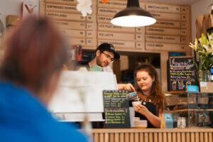Jak zostać baristą? Sprawdź, jakie umiejętności są potrzebne, gdzie zrobić kurs baristy i jak zacząć pracę w kawiarni. Poradnik Colbergcoffee